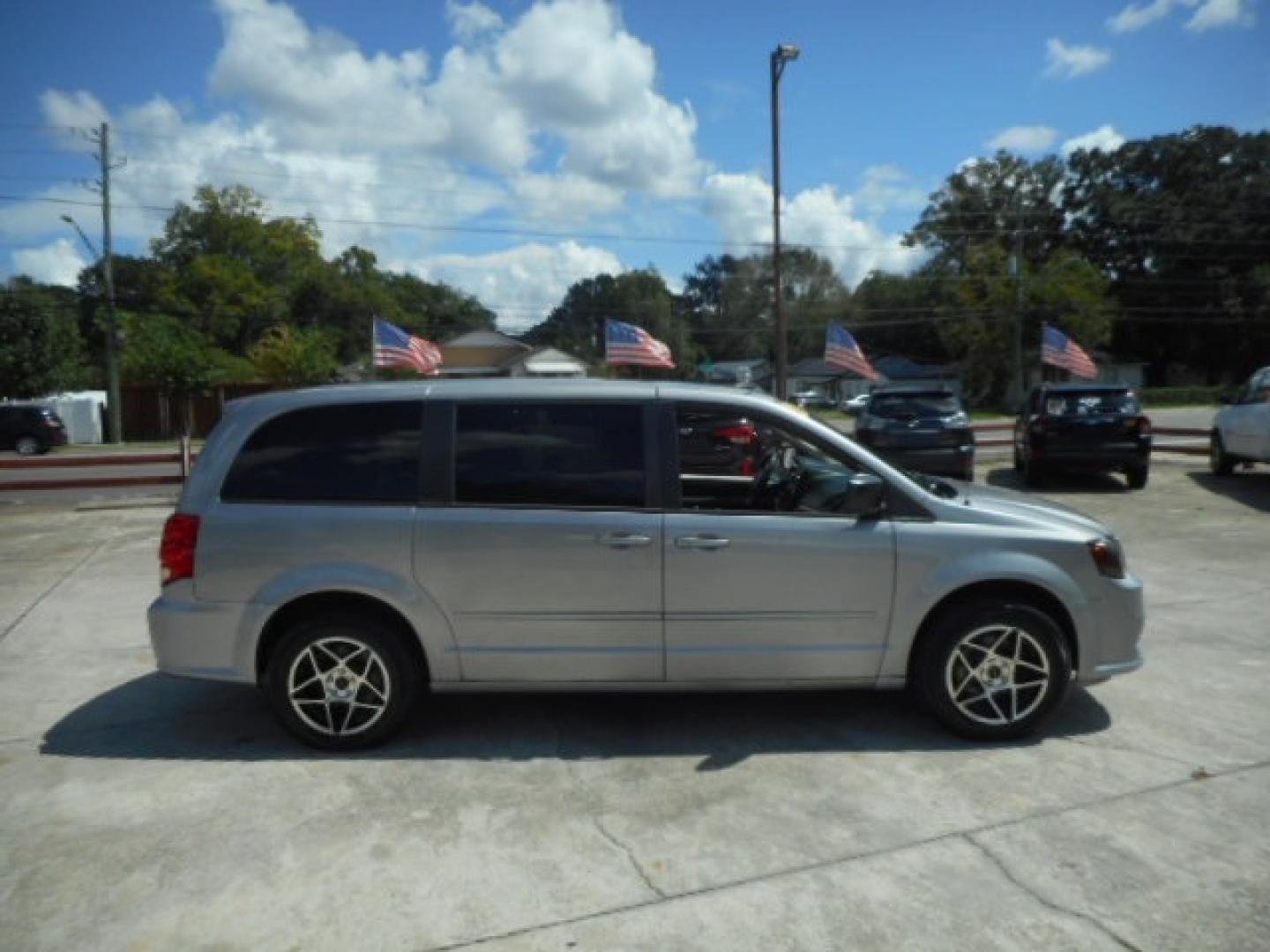 2014 GRAY DODGE GRAND CARAVAN SE (2C4RDGBG3ER) , located at 10405 Abercorn Street, Savannah, GA, 31419, (912) 921-8965, 31.988262, -81.131760 - Photo#2