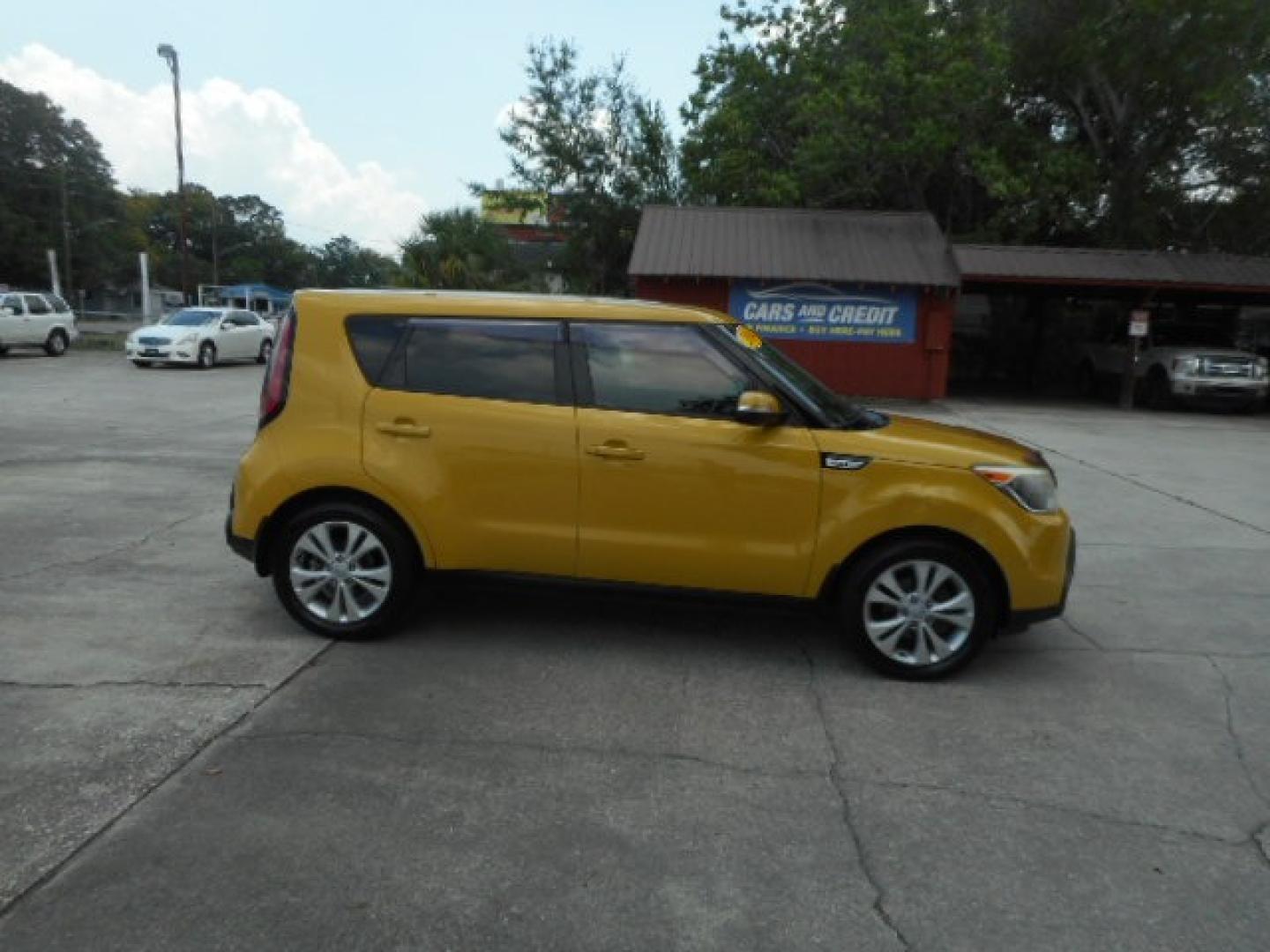 2014 YELLOW KIA SOUL + (PLUS) (KNDJP3A57E7) , located at 1200 Cassat Avenue, Jacksonville, FL, 32205, (904) 695-1885, 30.302404, -81.731033 - Photo#4