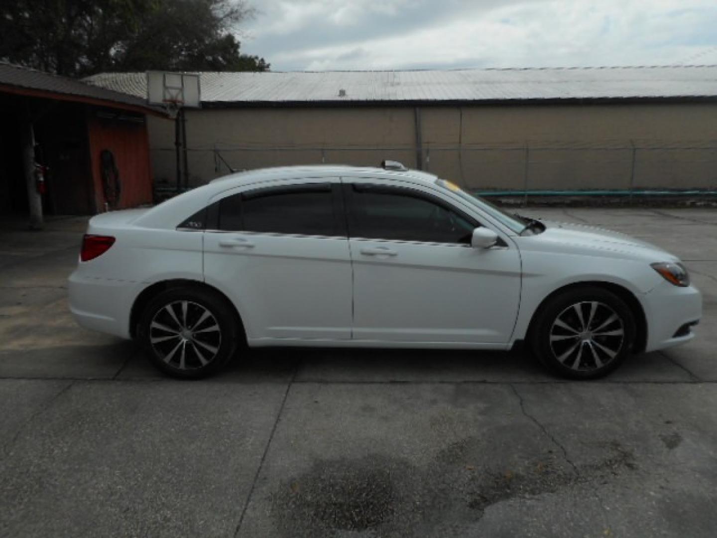 2012 WHITE CHRYSLER 200 (1C3CCBHG1CN) , located at 10405 Abercorn Street, Savannah, GA, 31419, (912) 921-8965, 31.988262, -81.131760 - Photo#4