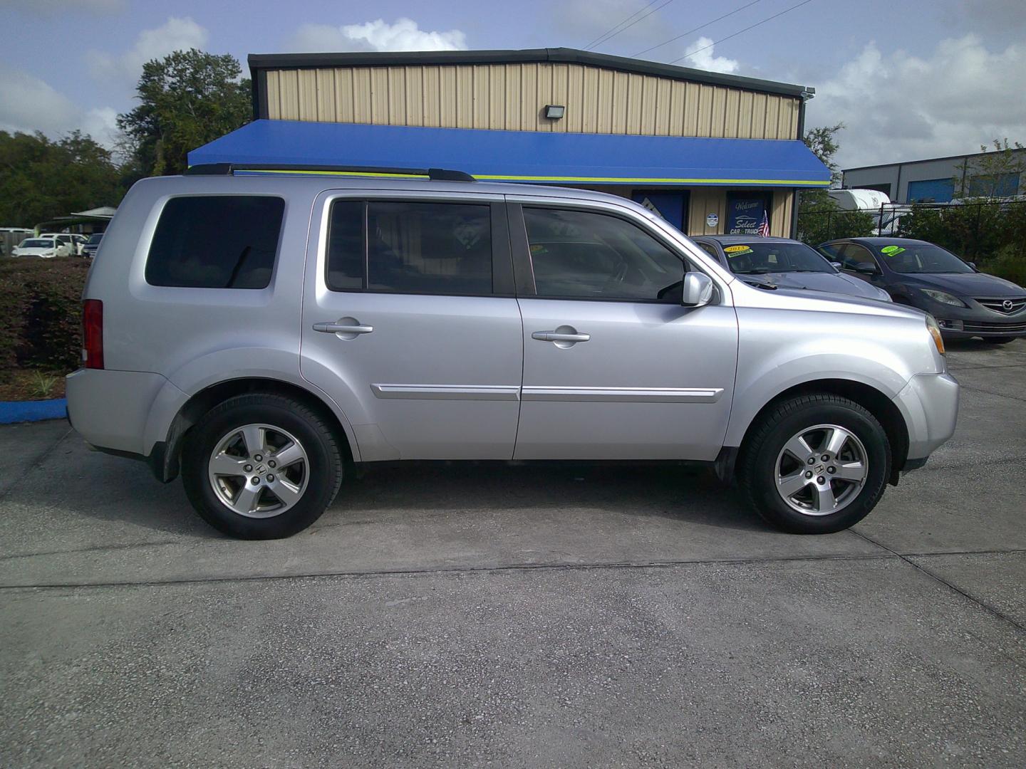 2010 GRAY HONDA PILOT EXL (5FNYF3H52AB) , located at 1200 Cassat Avenue, Jacksonville, FL, 32205, (904) 695-1885, 30.302404, -81.731033 - Photo#2