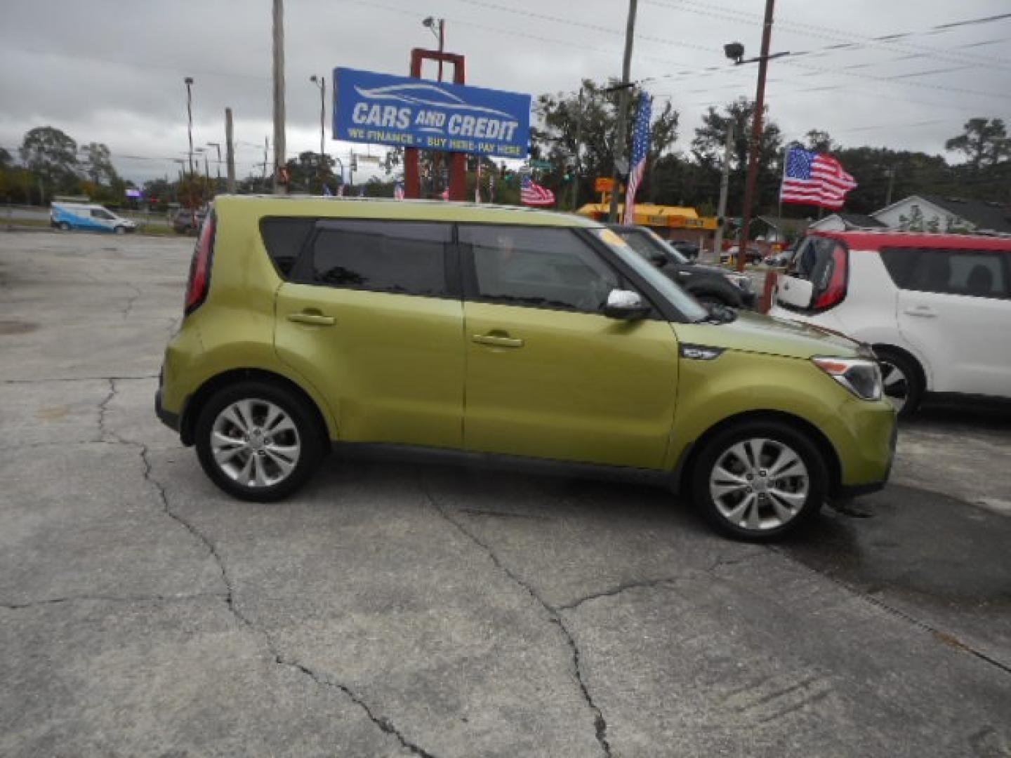 2014 GRN KIA SOUL + (PLUS) (KNDJP3A5XE7) , located at 1200 Cassat Avenue, Jacksonville, FL, 32205, (904) 695-1885, 30.302404, -81.731033 - Photo#4