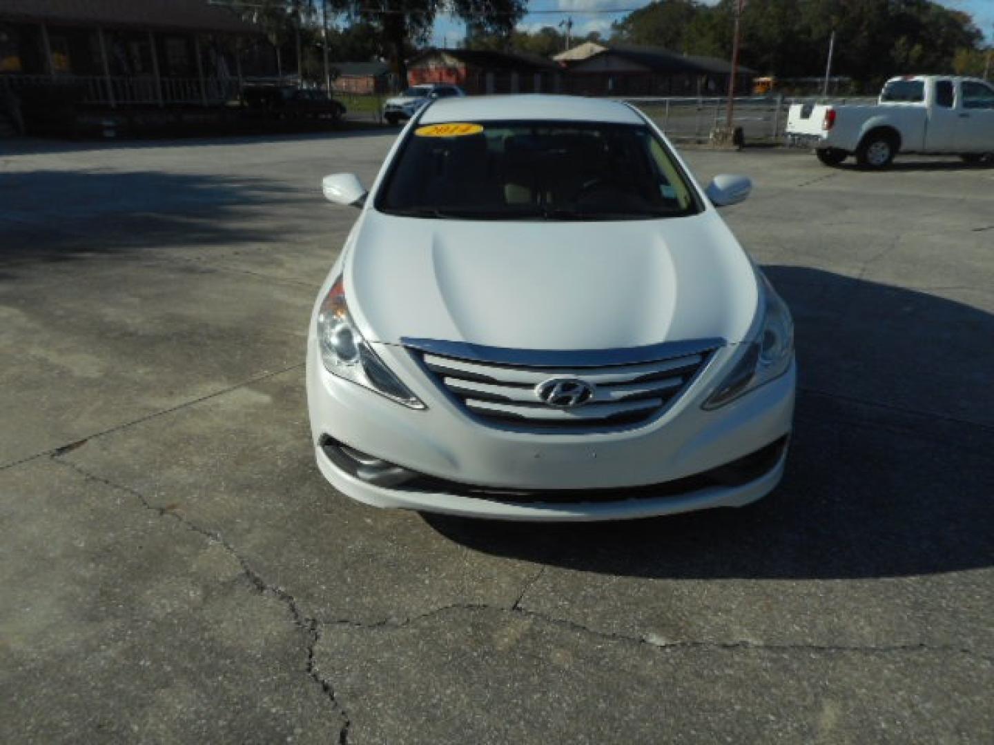 2014 WHITE HYUNDAI SONATA (5NPEB4AC0EH) , located at 1200 Cassat Avenue, Jacksonville, FL, 32205, (904) 695-1885, 30.302404, -81.731033 - Photo#0