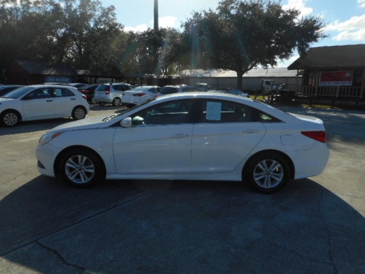 2014 WHITE HYUNDAI SONATA (5NPEB4AC0EH) , located at 1200 Cassat Avenue, Jacksonville, FL, 32205, (904) 695-1885, 30.302404, -81.731033 - Photo#1