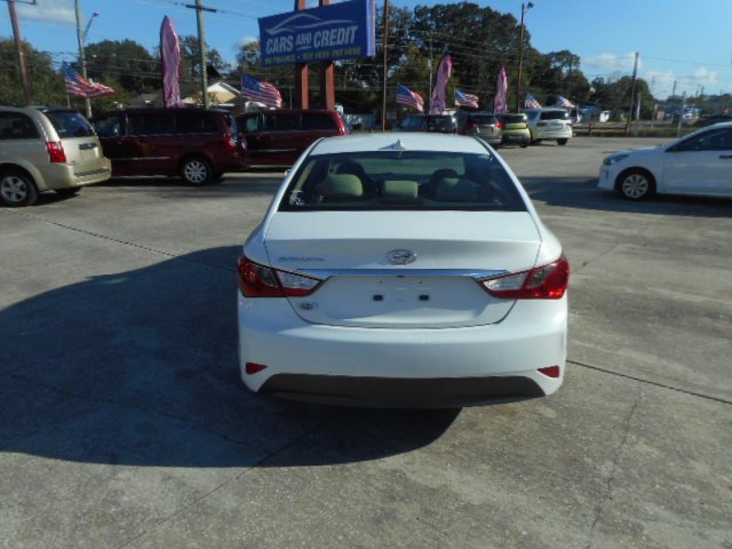 2014 WHITE HYUNDAI SONATA (5NPEB4AC0EH) , located at 1200 Cassat Avenue, Jacksonville, FL, 32205, (904) 695-1885, 30.302404, -81.731033 - Photo#3