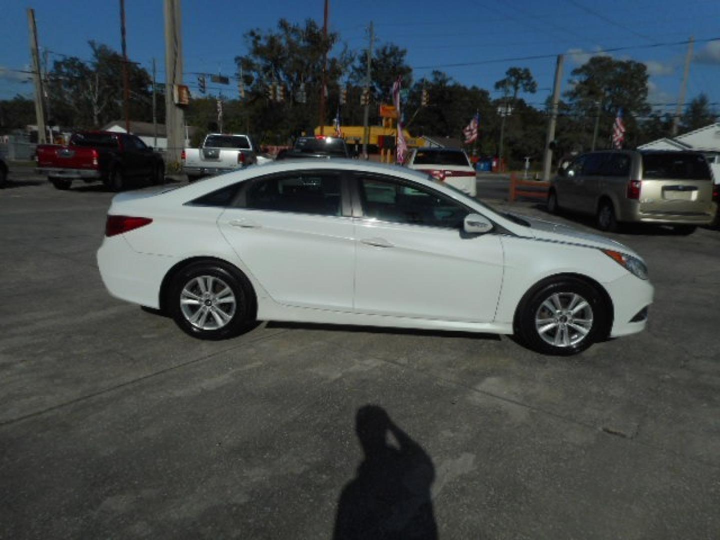 2014 WHITE HYUNDAI SONATA (5NPEB4AC0EH) , located at 1200 Cassat Avenue, Jacksonville, FL, 32205, (904) 695-1885, 30.302404, -81.731033 - Photo#4