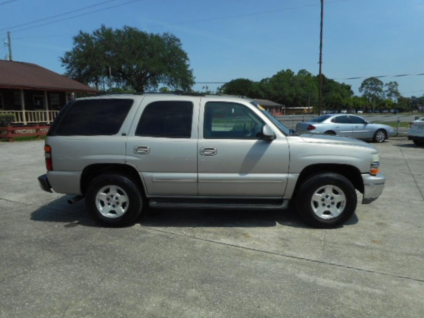 2004 SILVER CHEVROLET TAHOE BASE; LS; LT (1GNEC13Z14R) , located at 1200 Cassat Avenue, Jacksonville, FL, 32205, (904) 695-1885, 30.302404, -81.731033 - Photo#3