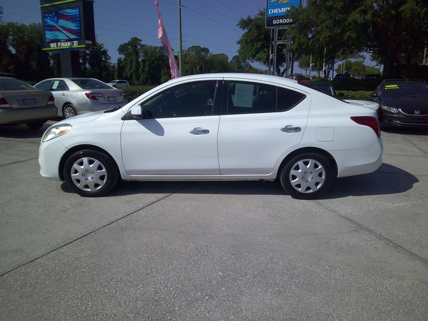 2014 WHITE NISSAN VERSA S; SL; SV (3N1CN7AP4EL) , located at 1200 Cassat Avenue, Jacksonville, FL, 32205, (904) 695-1885, 30.302404, -81.731033 - Photo#4