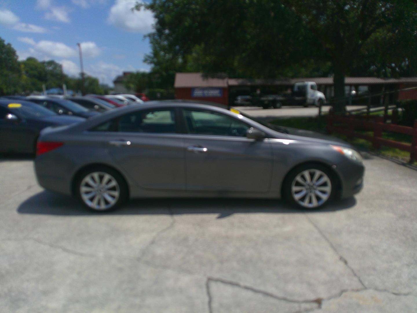 2011 GRAY HYUNDAI SONATA LIMITED; SE (5NPEC4ACXBH) , located at 1200 Cassat Avenue, Jacksonville, FL, 32205, (904) 695-1885, 30.302404, -81.731033 - Photo#4