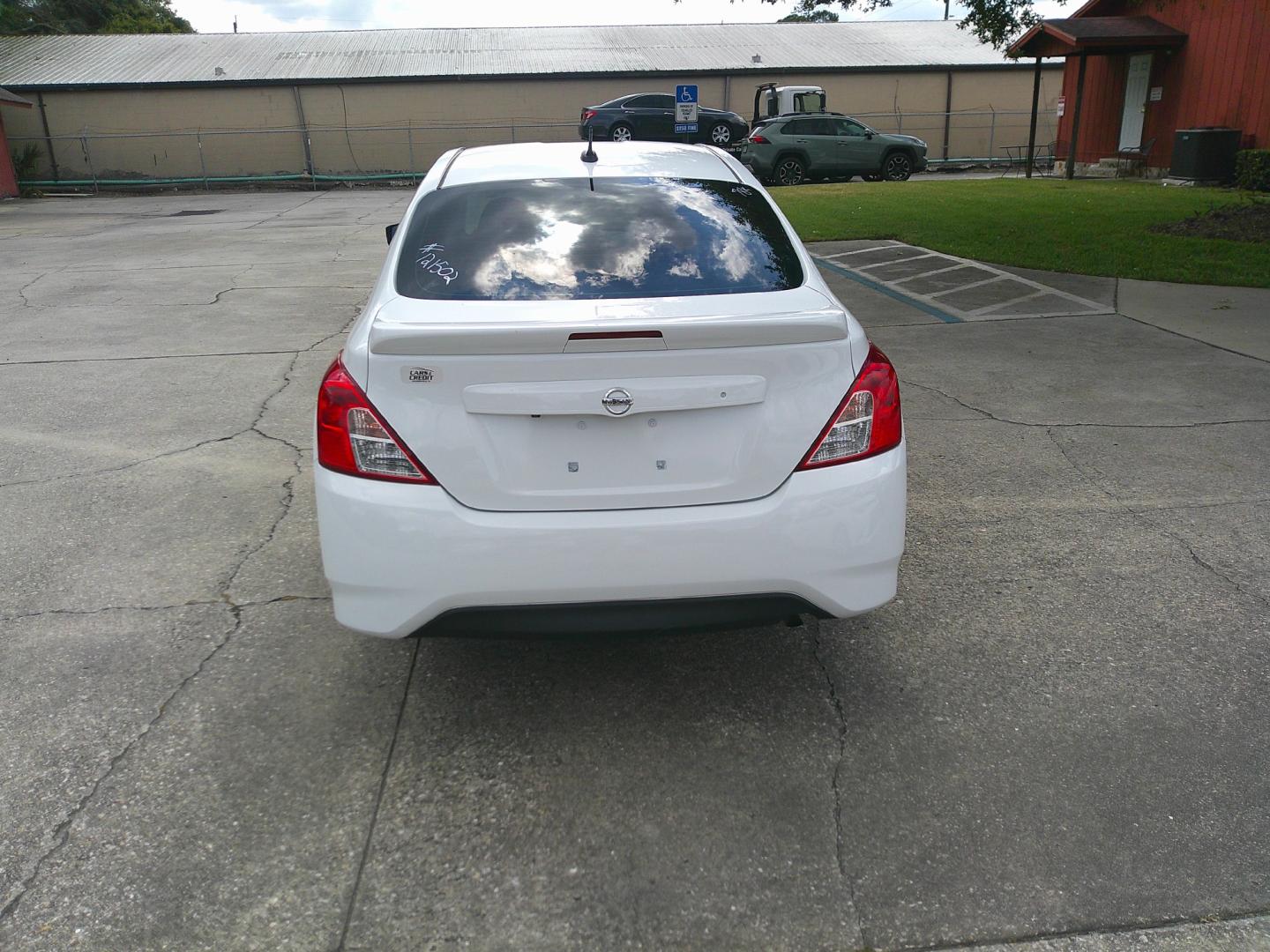 2018 WHITE NISSAN VERSA S; SL; SV (3N1CN7AP8JL) , located at 1200 Cassat Avenue, Jacksonville, FL, 32205, (904) 695-1885, 30.302404, -81.731033 - Photo#3