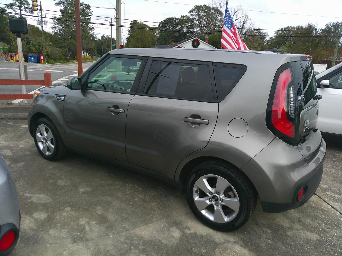 2019 GRAY KIA SOUL BASE (KNDJN2A26K7) , located at 1200 Cassat Avenue, Jacksonville, FL, 32205, (904) 695-1885, 30.302404, -81.731033 - Photo#2