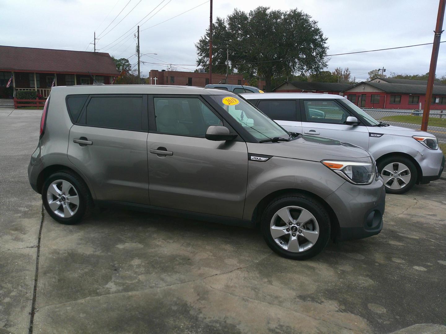 2019 GRAY KIA SOUL BASE (KNDJN2A26K7) , located at 1200 Cassat Avenue, Jacksonville, FL, 32205, (904) 695-1885, 30.302404, -81.731033 - Photo#3