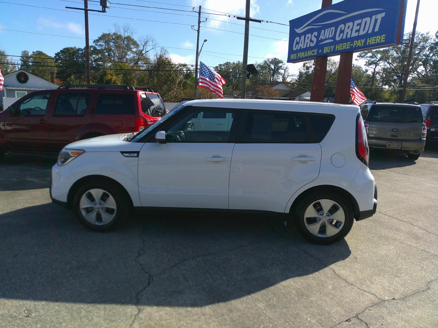 2016 WHITE KIA SOUL BASE (KNDJN2A28G7) , located at 1200 Cassat Avenue, Jacksonville, FL, 32205, (904) 695-1885, 30.302404, -81.731033 - Photo#1