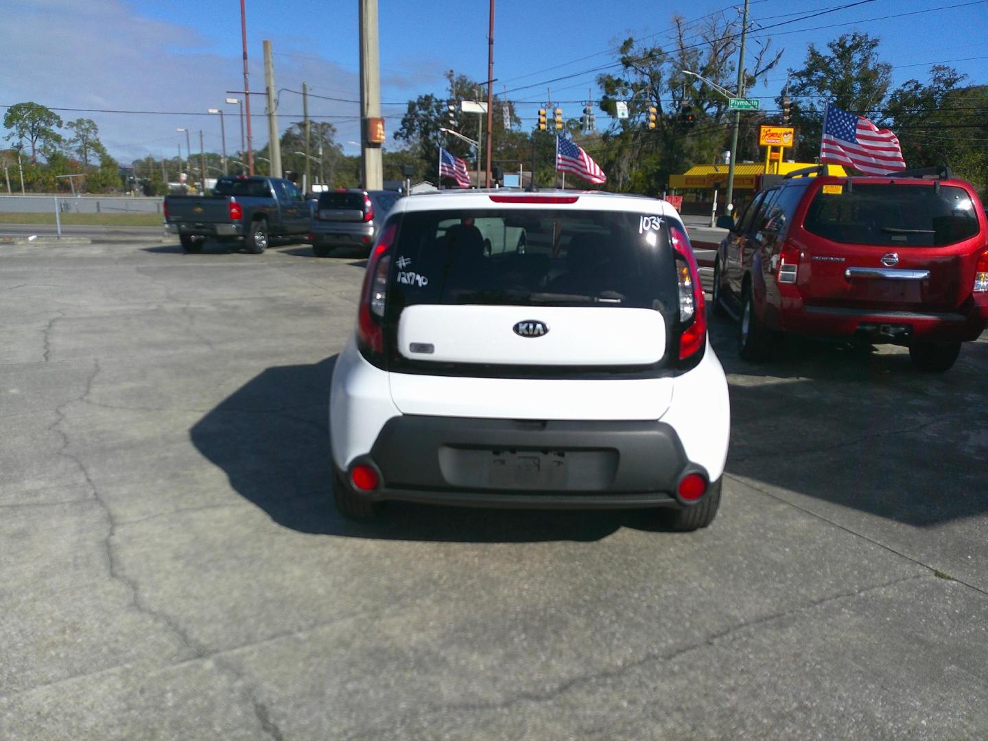 2016 WHITE KIA SOUL BASE (KNDJN2A28G7) , located at 1200 Cassat Avenue, Jacksonville, FL, 32205, (904) 695-1885, 30.302404, -81.731033 - Photo#4