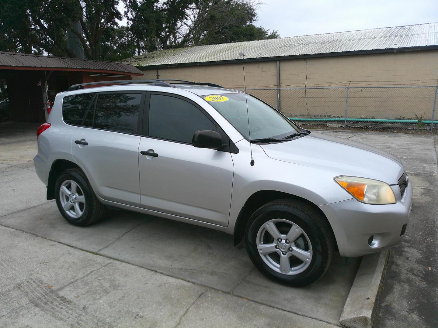 2007 SILVER TOYOTA RAV4 BASE (JTMBD33V576) , located at 1200 Cassat Avenue, Jacksonville, FL, 32205, (904) 695-1885, 30.302404, -81.731033 - Photo#2