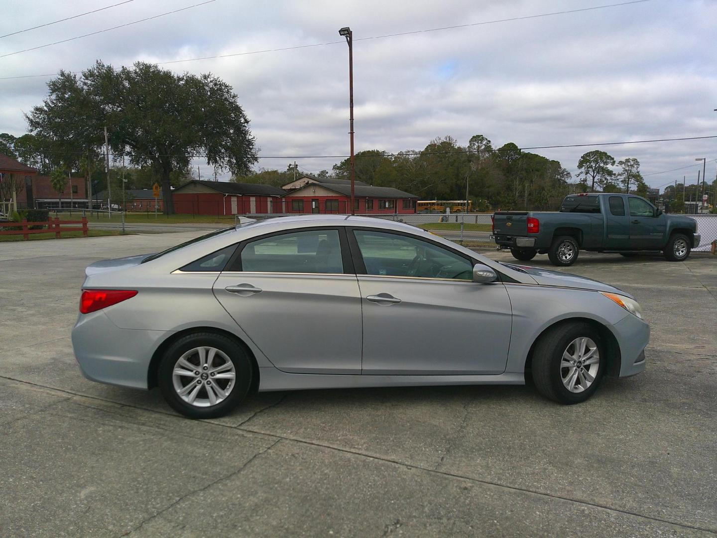 2014 BLUE HYUNDAI SONATA GLS (5NPEB4AC2EH) , located at 1200 Cassat Avenue, Jacksonville, FL, 32205, (904) 695-1885, 30.302404, -81.731033 - Photo#2