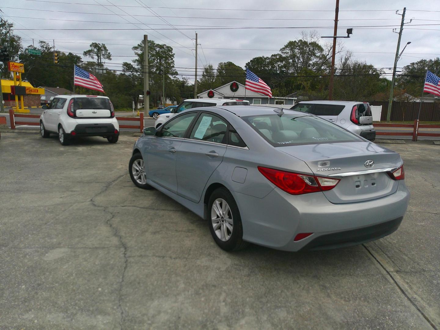 2014 BLUE HYUNDAI SONATA GLS (5NPEB4AC2EH) , located at 1200 Cassat Avenue, Jacksonville, FL, 32205, (904) 695-1885, 30.302404, -81.731033 - Photo#4