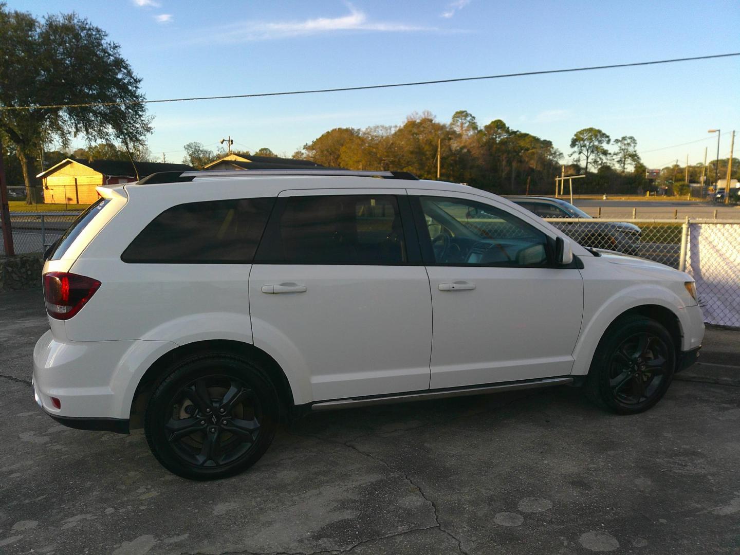 2018 WHI DODGE JOURNEY CROSSROAD (3C4PDCGG0JT) , located at 1200 Cassat Avenue, Jacksonville, FL, 32205, (904) 695-1885, 30.302404, -81.731033 - Photo#2