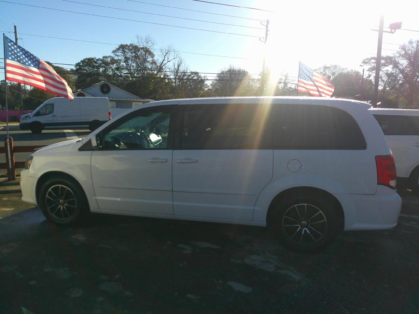 2016 WHITE DODGE GRAND CARAVAN SXT (2C4RDGCG6GR) , located at 1200 Cassat Avenue, Jacksonville, FL, 32205, (904) 695-1885, 30.302404, -81.731033 - Photo#0