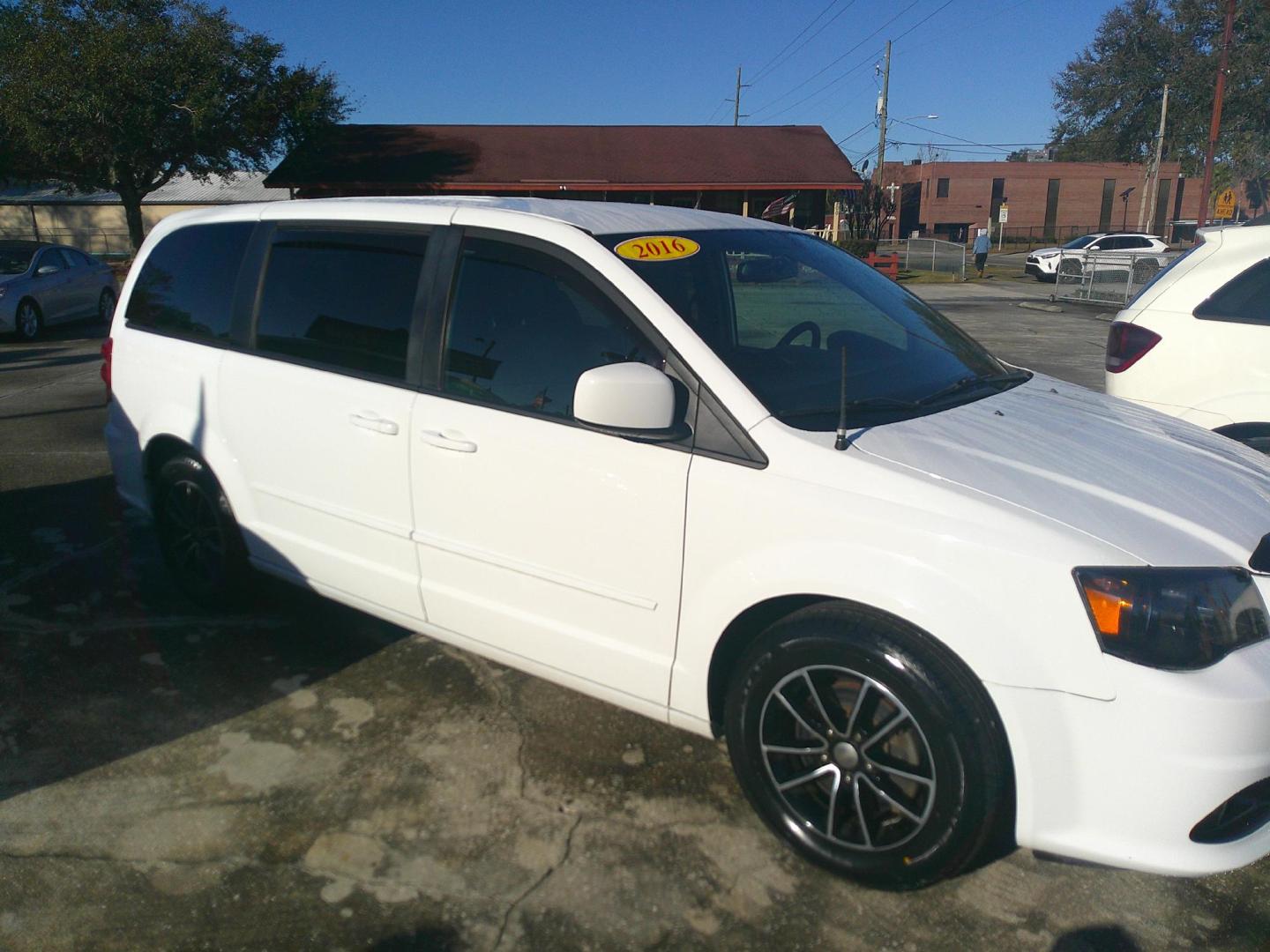 2016 WHITE DODGE GRAND CARAVAN SXT (2C4RDGCG6GR) , located at 1200 Cassat Avenue, Jacksonville, FL, 32205, (904) 695-1885, 30.302404, -81.731033 - Photo#1