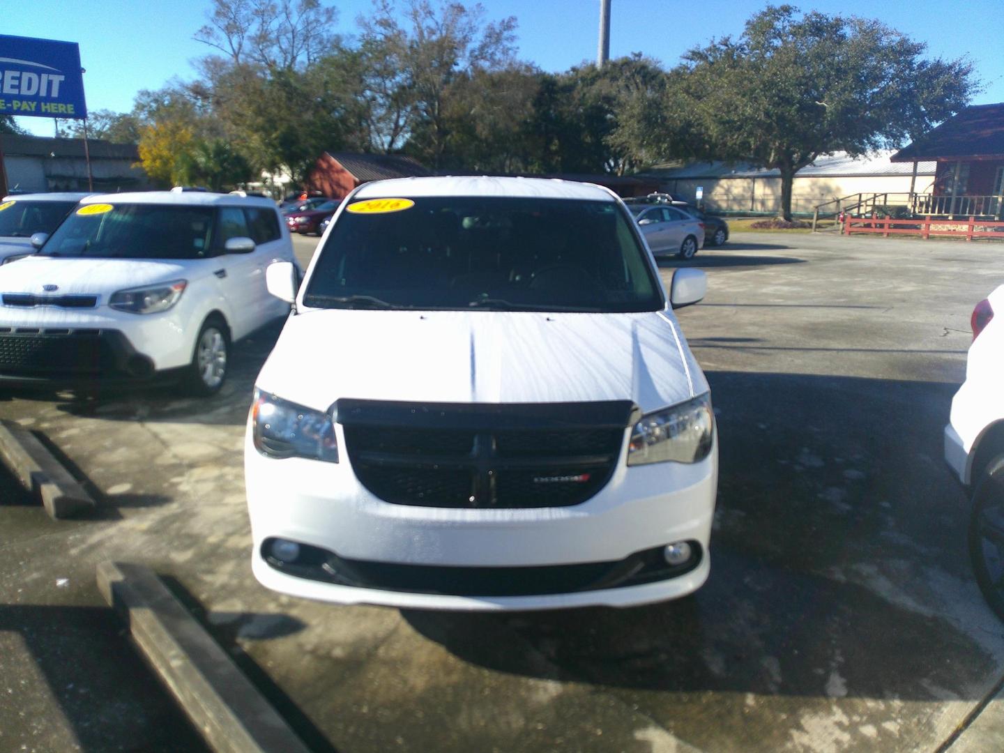 2016 WHITE DODGE GRAND CARAVAN SXT (2C4RDGCG6GR) , located at 1200 Cassat Avenue, Jacksonville, FL, 32205, (904) 695-1885, 30.302404, -81.731033 - Photo#2