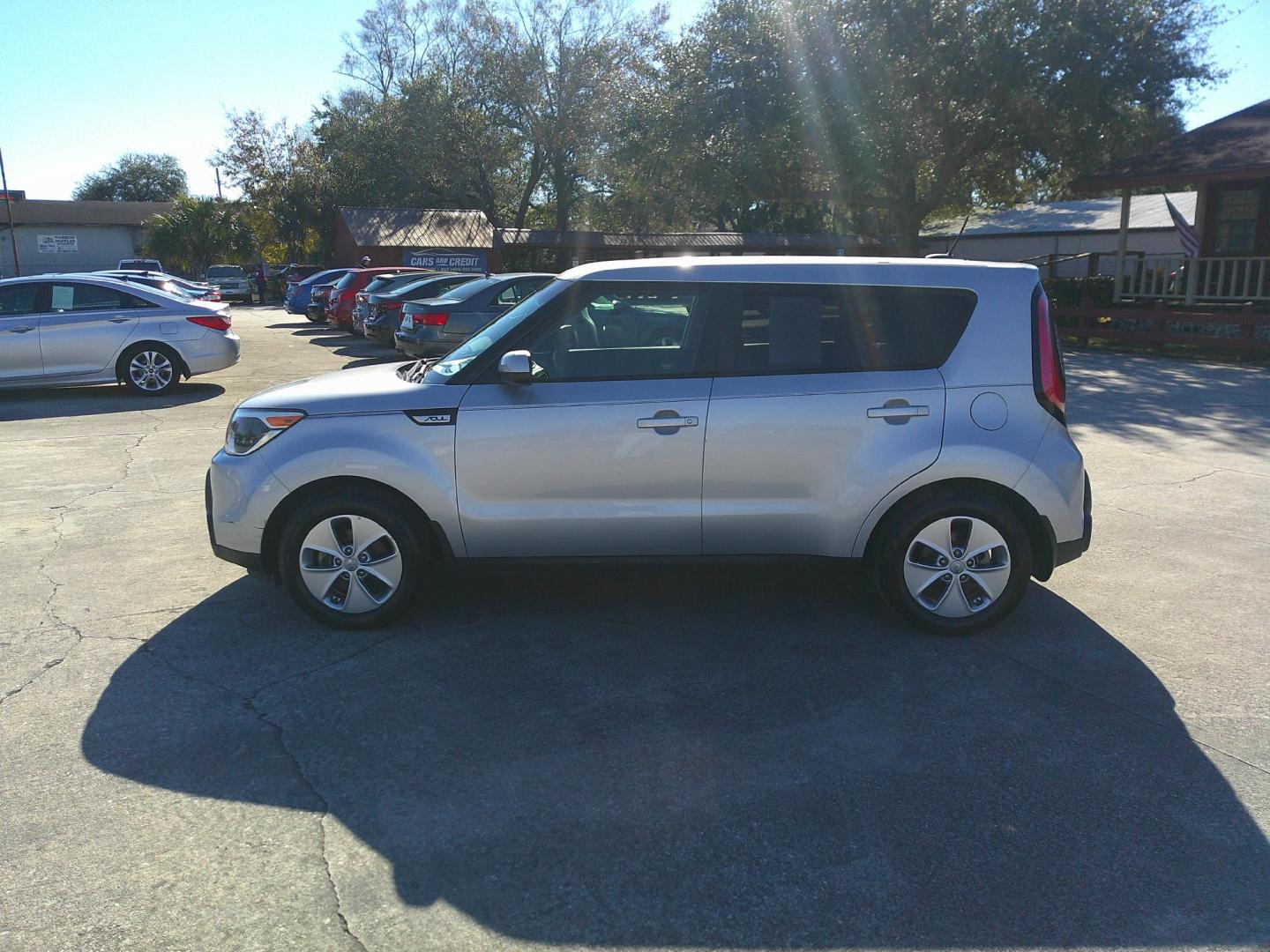 2016 SILVER KIA SOUL BASE (KNDJN2A22G7) , located at 1200 Cassat Avenue, Jacksonville, FL, 32205, (904) 695-1885, 30.302404, -81.731033 - Photo#2