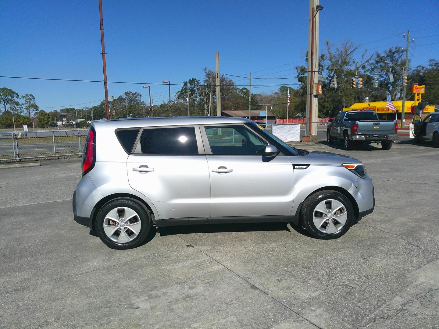 2016 SILVER KIA SOUL BASE (KNDJN2A22G7) , located at 1200 Cassat Avenue, Jacksonville, FL, 32205, (904) 695-1885, 30.302404, -81.731033 - Photo#4