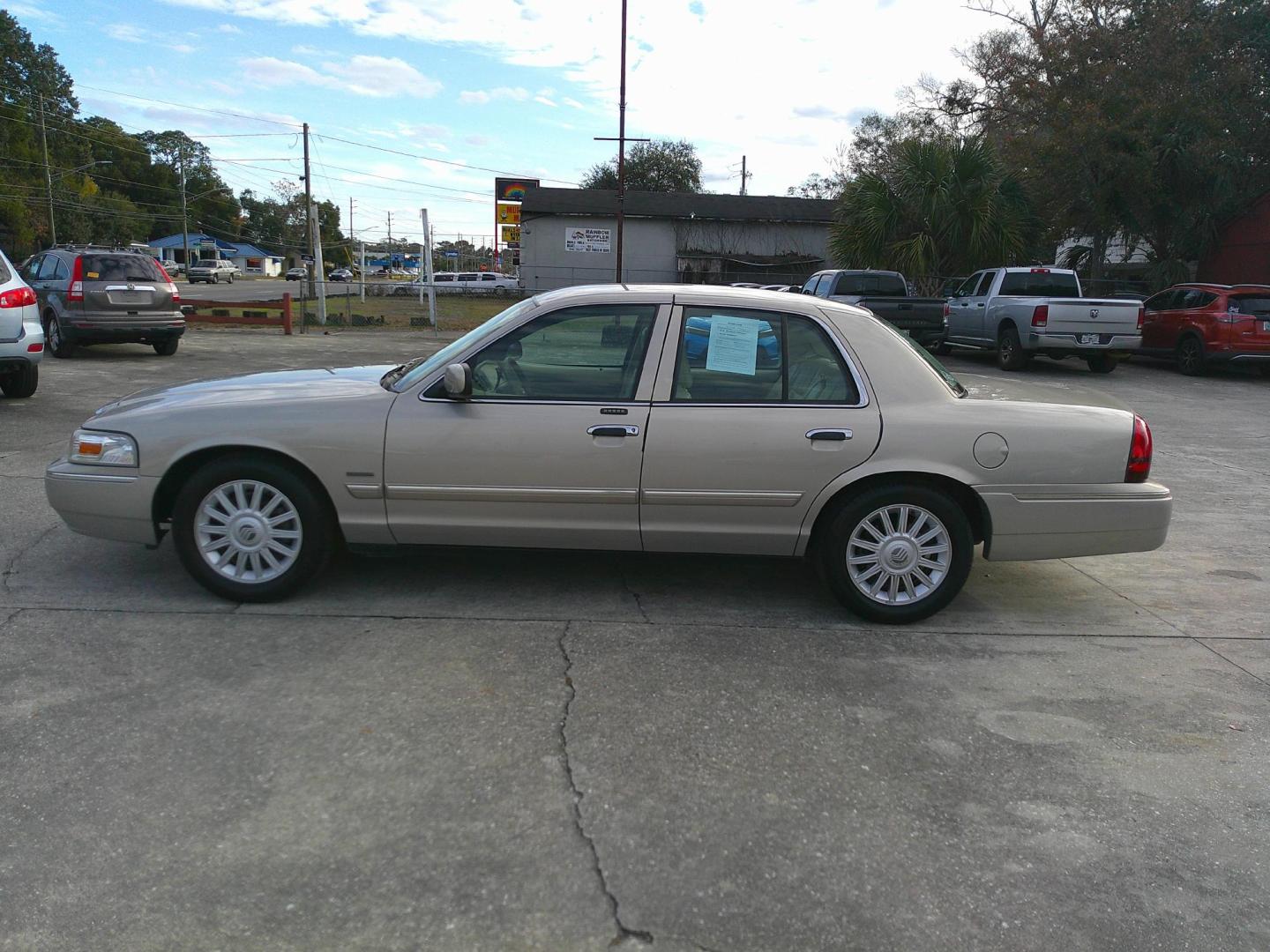 2009 GOLD MERCURY GRAND MARQUIS LS (2MEHM75VX9X) , located at 1200 Cassat Avenue, Jacksonville, FL, 32205, (904) 695-1885, 30.302404, -81.731033 - Photo#1