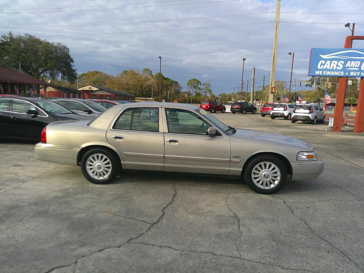 2009 GOLD MERCURY GRAND MARQUIS LS (2MEHM75VX9X) , located at 1200 Cassat Avenue, Jacksonville, FL, 32205, (904) 695-1885, 30.302404, -81.731033 - Photo#4