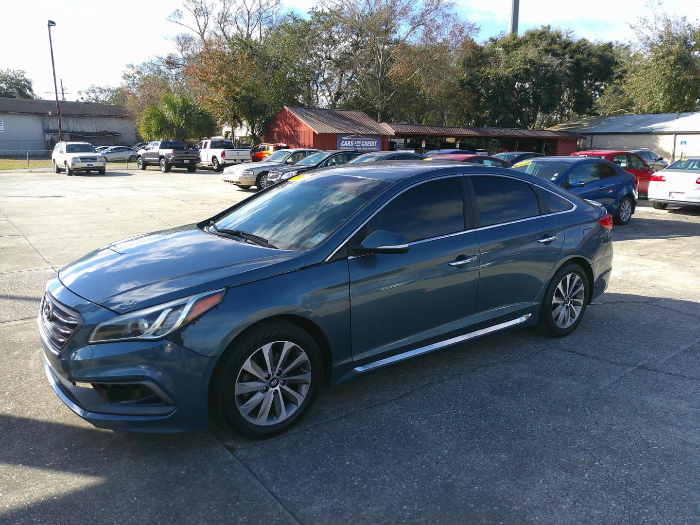 2015 BLUE HYUNDAI SONATA LIMITED; SPOR (5NPE34AF2FH) , located at 10405 Abercorn Street, Savannah, GA, 31419, (912) 921-8965, 31.988262, -81.131760 - Photo#1