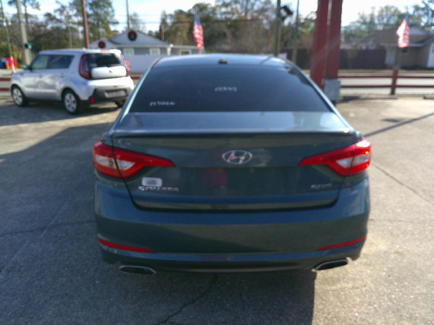 2015 BLUE HYUNDAI SONATA LIMITED; SPOR (5NPE34AF2FH) , located at 10405 Abercorn Street, Savannah, GA, 31419, (912) 921-8965, 31.988262, -81.131760 - Photo#4