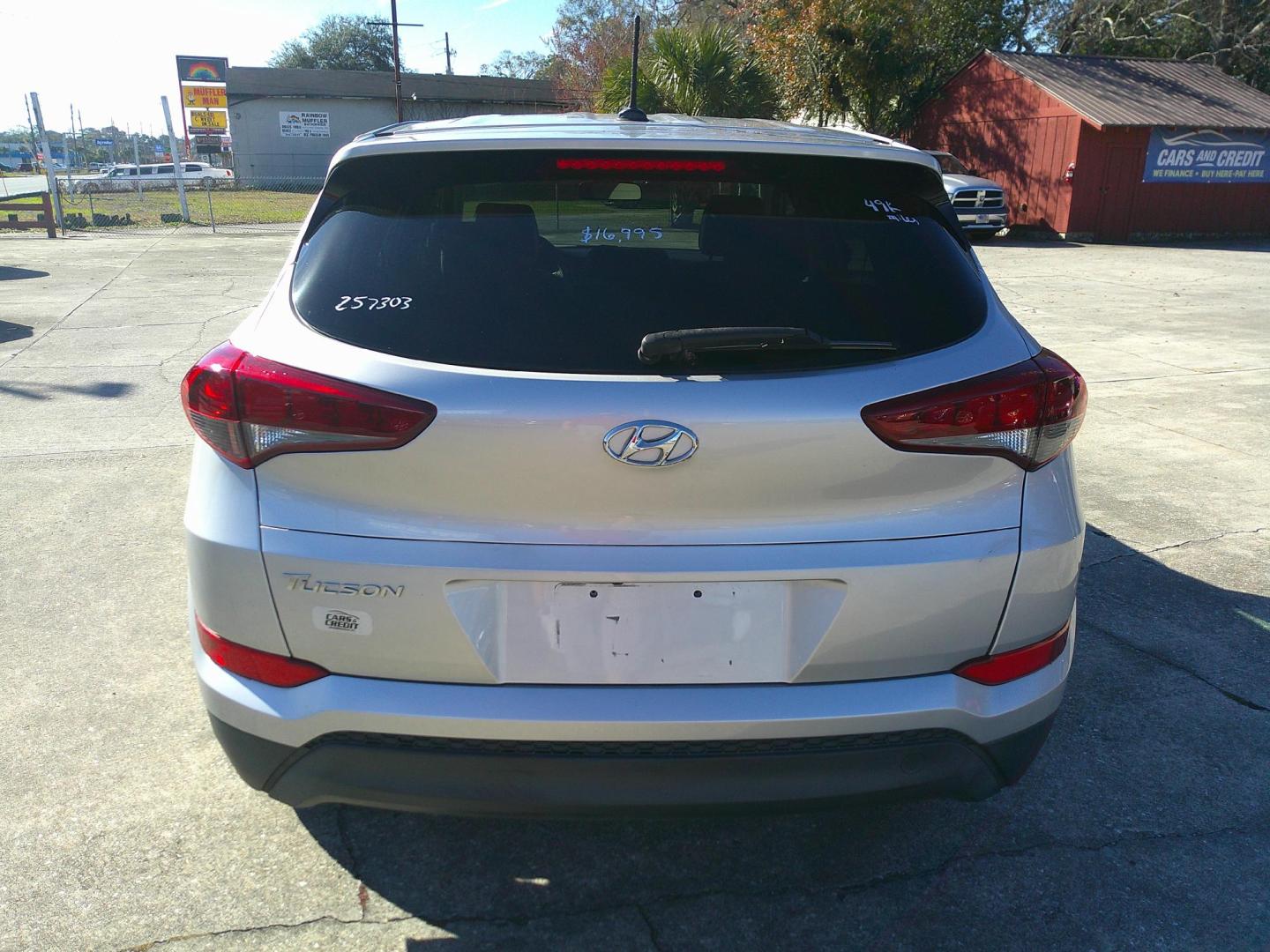 2016 SILVER HYUNDAI TUCSON SE (KM8J23A47GU) , located at 10405 Abercorn Street, Savannah, GA, 31419, (912) 921-8965, 31.988262, -81.131760 - Photo#5