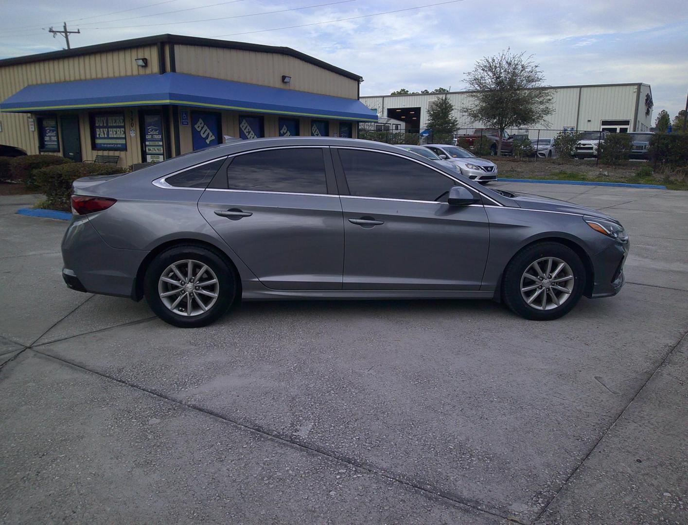 2018 GRAY HYUNDAI SONATA SE (5NPE24AF0JH) , located at 10405 Abercorn Street, Savannah, GA, 31419, (912) 921-8965, 31.988262, -81.131760 - Photo#2